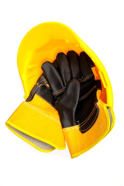 Gants de constructeur dans un casque