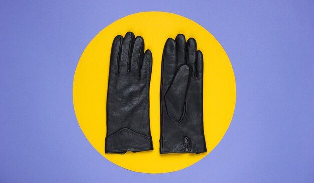 Photo gants en cuir violet avec cercle jaune au milieu.