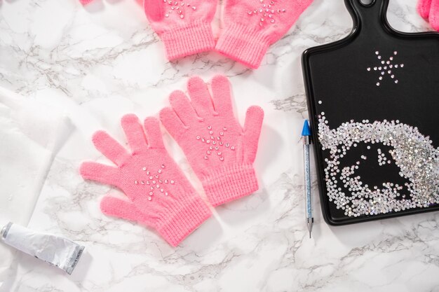 Gants enfant rose strass en forme de flocon de neige.