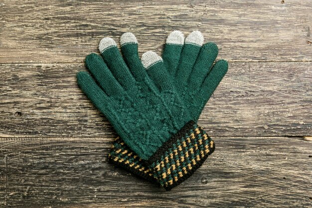 Gants d'hiver sur fond de bois