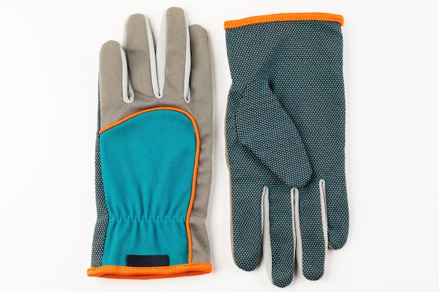 Gants de jardin sur fond blanc