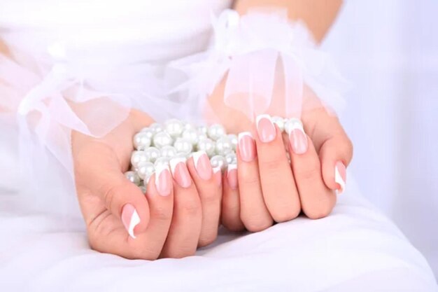 Les gants de mariage sur les mains de la mariée