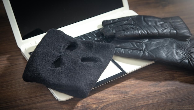 Des gants de masque et un ordinateur portable sur la table.