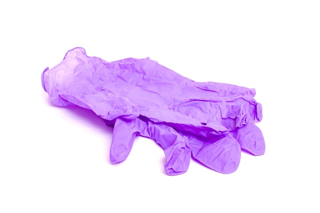 Gants médicaux violets isolés sur fond blanc
