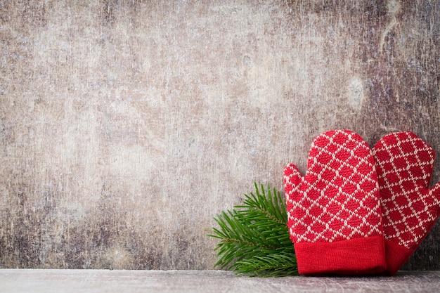 Gants mitaines rouges sur bois de Noël