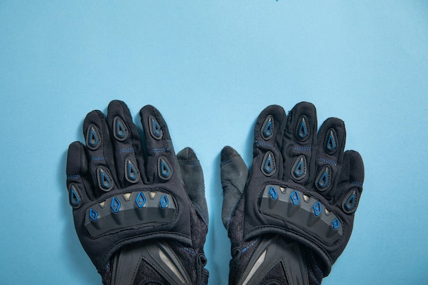 Gants de moto sur le fond bleu