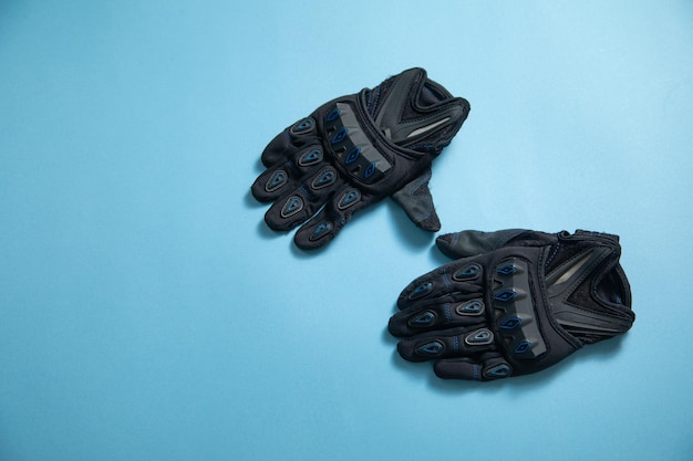 Gants de moto sur le fond bleu