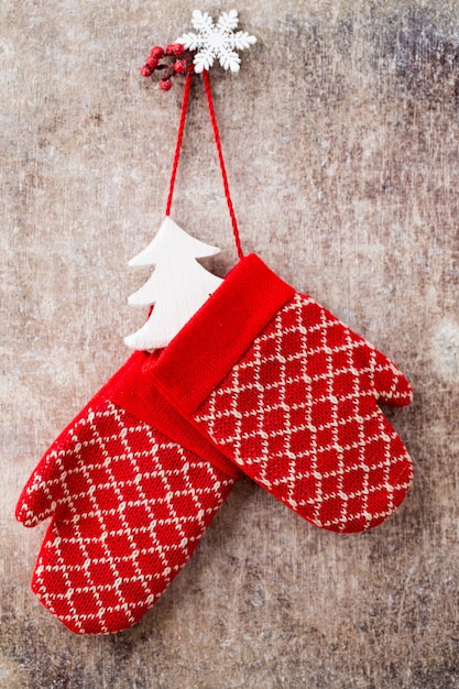 Photo gants de noël sur le fond en bois de la carte-cadeau.