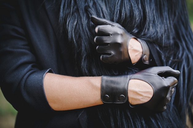 Gants noirs brutaux