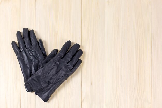 Gants pour hommes sur fond clair.