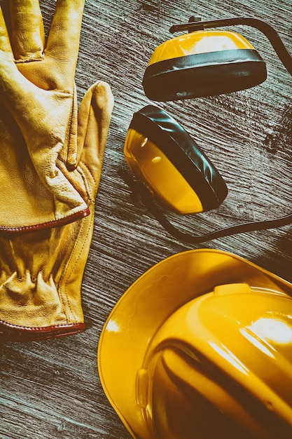 Photo gants de sécurité casque antibruit sur planche de bois.