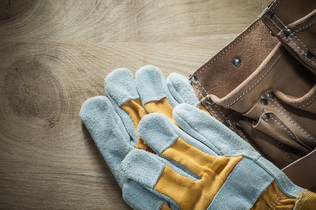 Gants de sécurité ceinture de construction en cuir sur planche de bois