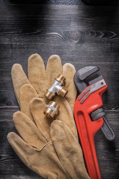 Gants de sécurité en cuir pour raccords de plomberie à clé à molette sur planche de bois