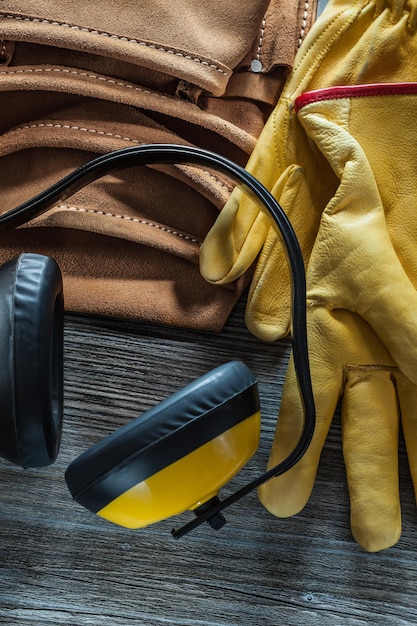 Gants de sécurité en cuir protège-oreilles ceinture à outils sur planche de bois