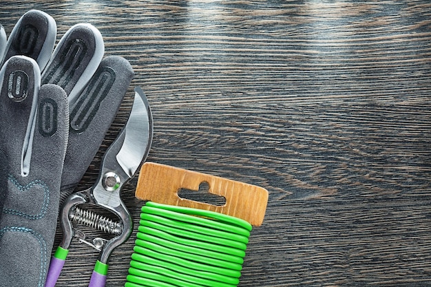 Gants de sécurité fil de jardin sécateur sur planche de bois