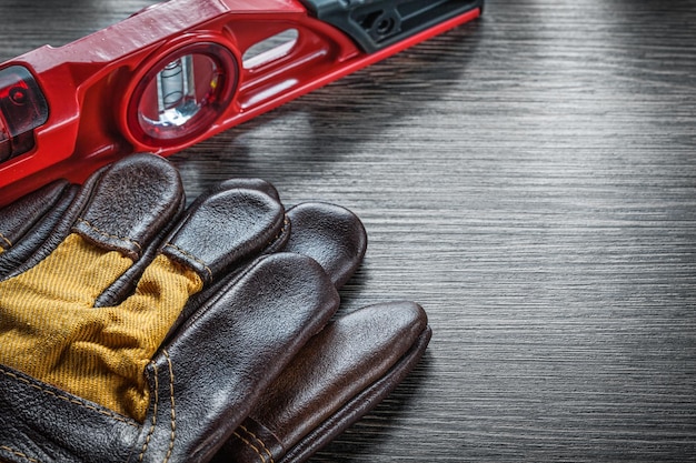 Gants de sécurité de niveau construction sur planche de bois