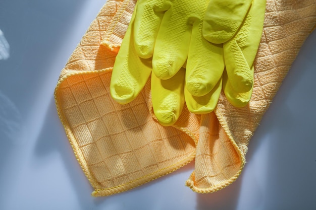 Gants de sécurité en torchon ménager sur une surface blanche