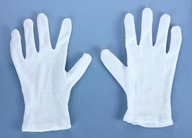 Photo gants en tissu sur fond bleu