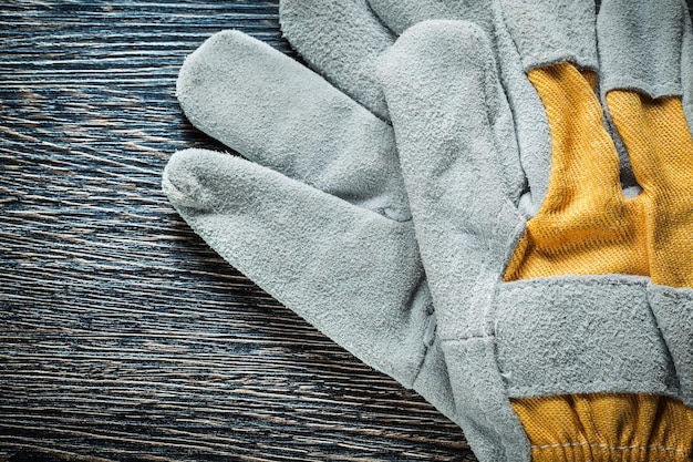 Gants de travail sur la vue de dessus de planche de bois