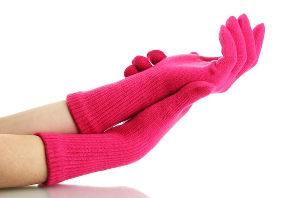 Gants tricotés femme sur les mains isolés sur blanc