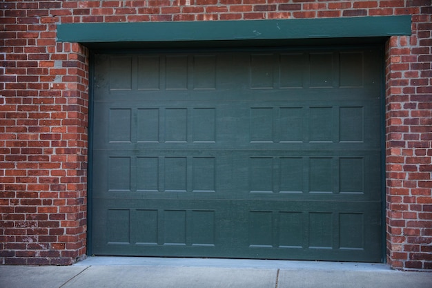 Le garage américain et l'allée symbolisent le transport pratique et l'espace personnel Ils re