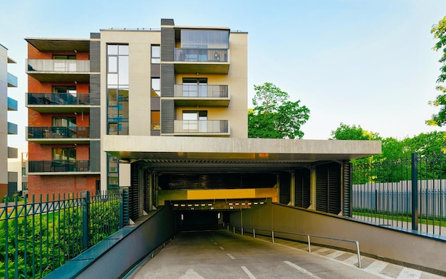 Garage à l'appartement dans l'extérieur du bâtiment résidentiel. Parking de la structure de logement à la maison moderne bleue de l'Europe. Maison de location dans le quartier de la ville. Investissement immobilier d'entreprise, Vilnius, Lituanie.