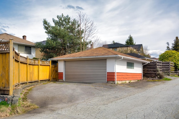 Garage détaché d'une maison d'habitation avec route goudronnée devant