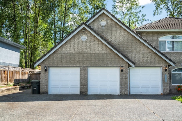 Garage de grande maison résidentielle avec trois places de parking et trois portes