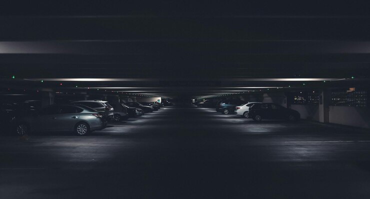 Photo un garage sombre avec des voitures garées dedans