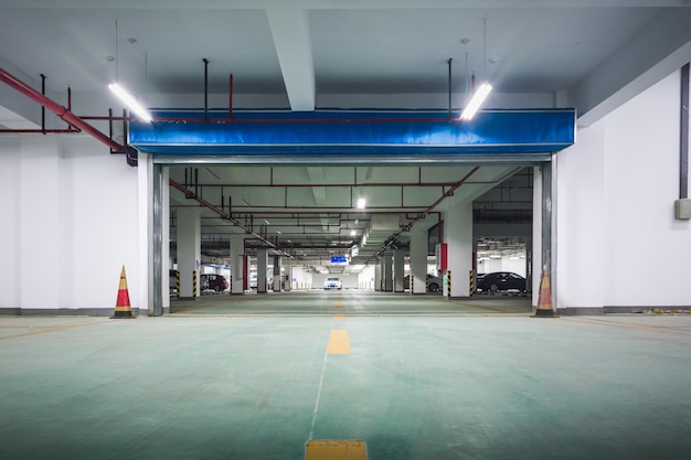 Garage de stationnement au sous-sol entrée du panneau d'arrêt intérieur souterrain Lumière au néon dans un bâtiment industriel lumineux