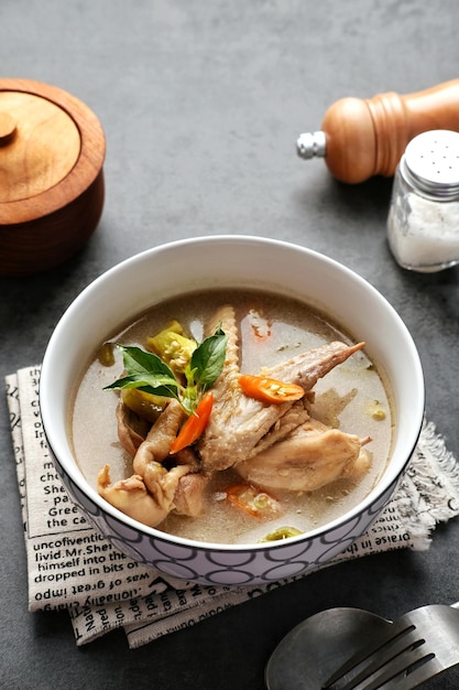 Garang Asem Ayam est des plats de poulet transformés traditionnels indonésiens