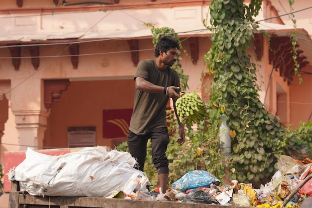 Garbage collector Man image Varanasi Uttar Pradesh Inde 29 novembre 2022