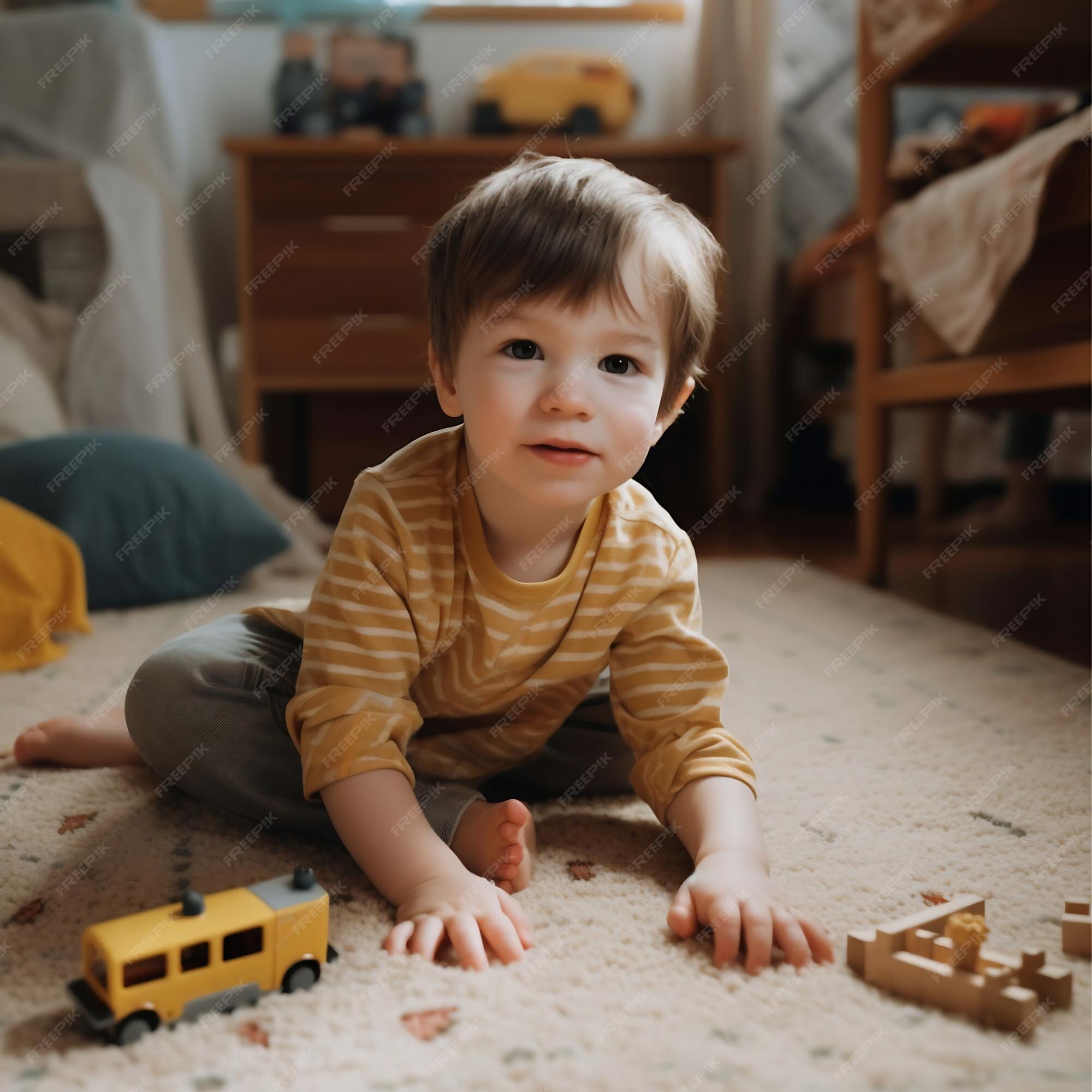 Garçon De 3 Ans Jouant Sur Le Tapis