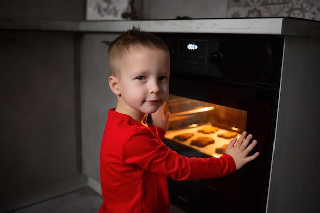 Un garçon de 4 ans adore manger des biscuits maison faits par sa mère