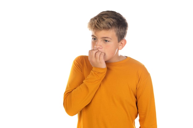 Garçon adolescent blond avec tshirt jaune