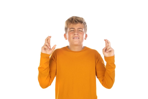 Garçon adolescent blond avec tshirt jaune