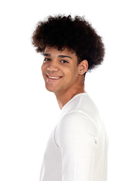 Garçon adolescent avec coiffure afro