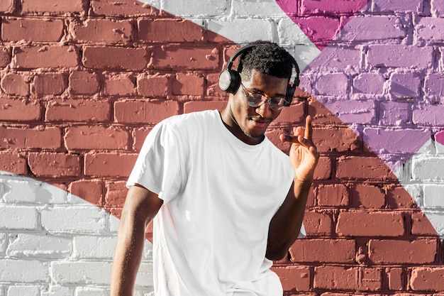 Photo garçon adolescent, écouter de la musique avec des écouteurs