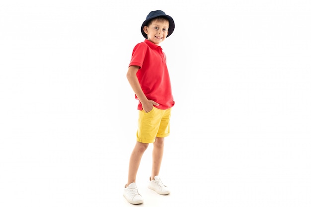 garçon adolescent en t-shirt rouge, veste isolé sur blanc