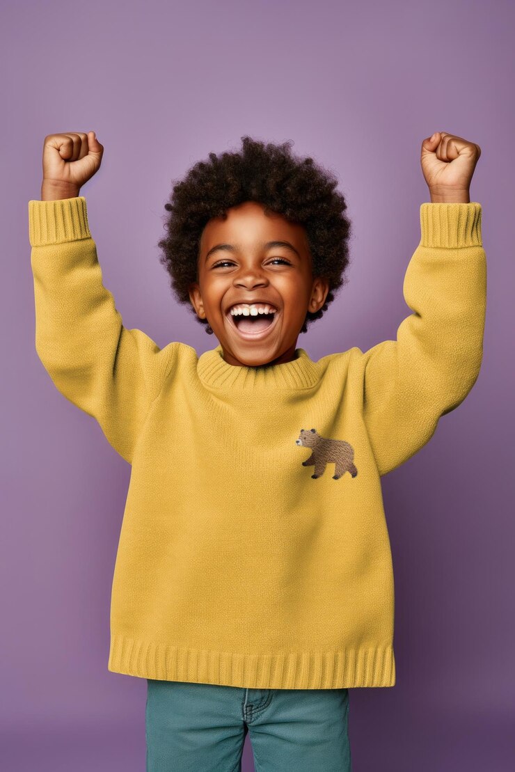 Photo un garçon africain heureux dans un pull jaune moutarde