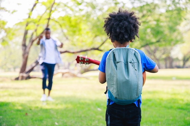 Garçon afro-américain attendant son père après l'étude Concept de la fête des pères