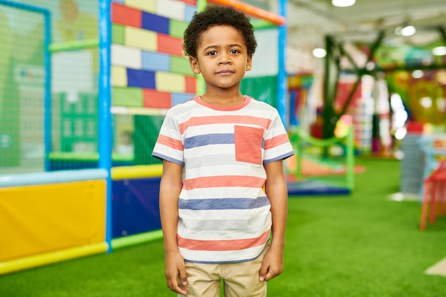 Garçon afro-américain posant dans le Play Center