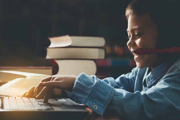 garçon apprenant à jouer avec plaisir, heureux dans la salle de classe.