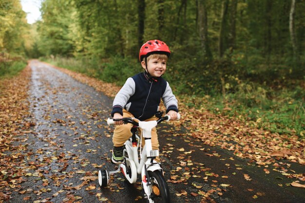 Un garçon apprend à faire du vélo à quatre roues