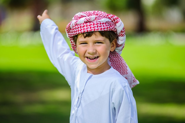 Garçon arabe dans le parc.