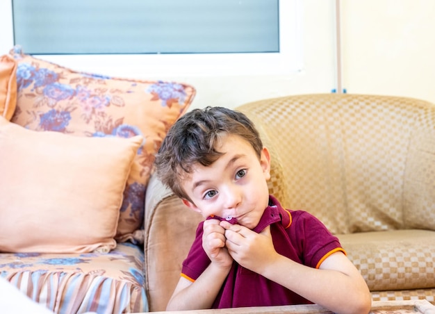 Garçon arabe s'amusant et riant de joie