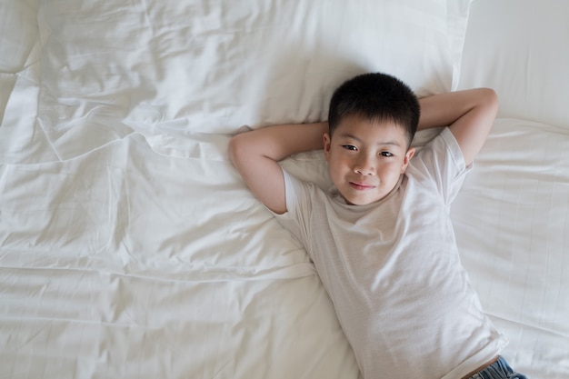 garçon asiatique dormir sur le lit, enfant malade, enfant dormir