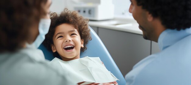 Un garçon asiatique fait un examen annuel chez le dentiste.