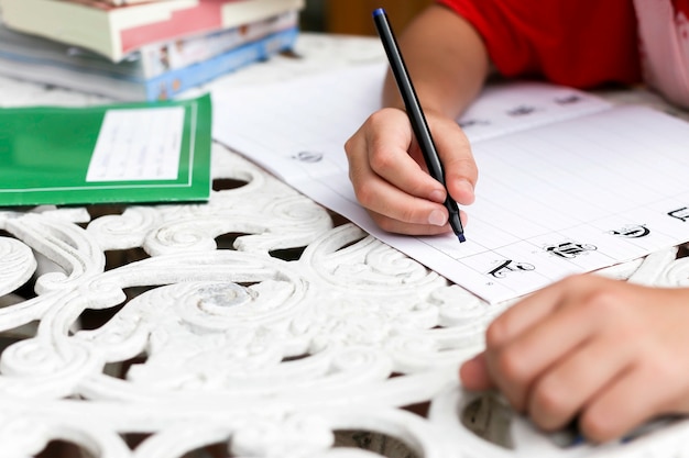 Garçon asiatique fait ses devoirs