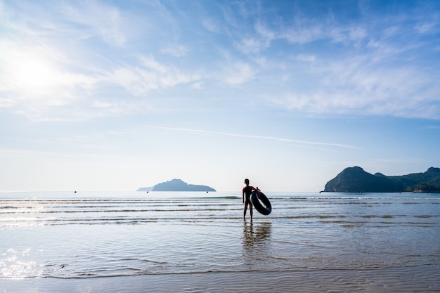 Garçon asiatique jouant de la mer à Ao Manao, matin en été, Prachuap Khiri Khan, Thaïlande